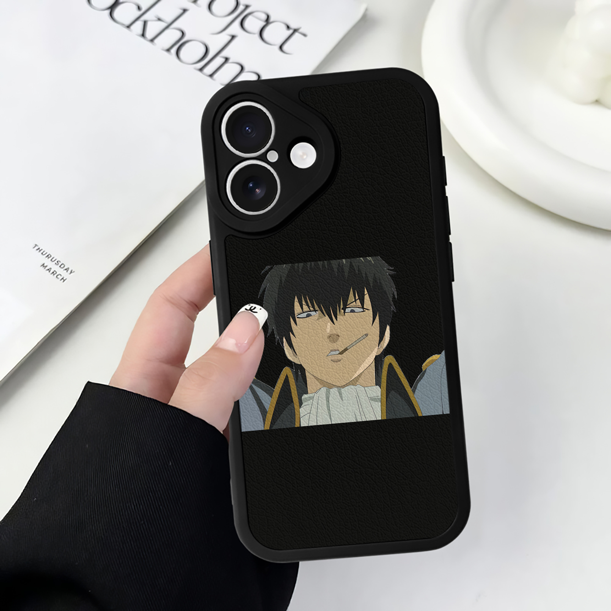 （画像用） ぎんたま 坂田銀時（さかたぎんとき） 神楽 志村新八（しむら しんぱち） GINTAMA Sakata Gintoki Kagura Shimura Shinpachi 【iPhone 16シリーズ対応】シリコンスマホケース（レザー調） 材質：シリコン